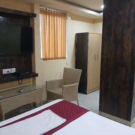 Blossoms Room Holiday Inn- Lakdikapul Haiderabad Buitenkant foto