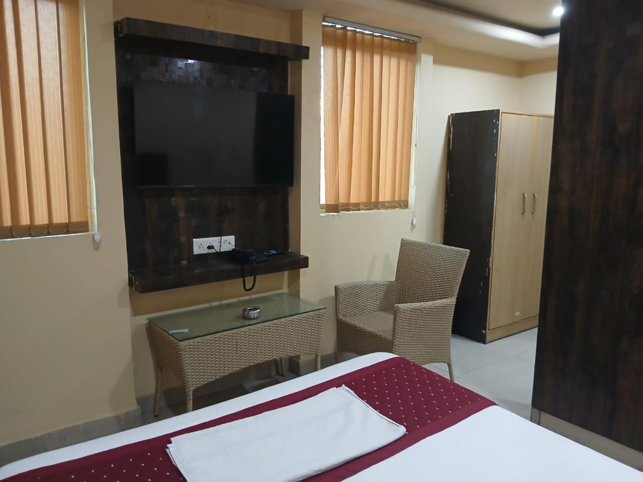 Blossoms Room Holiday Inn- Lakdikapul Haiderabad Buitenkant foto