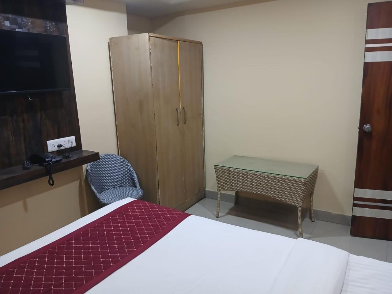 Blossoms Room Holiday Inn- Lakdikapul Haiderabad Buitenkant foto