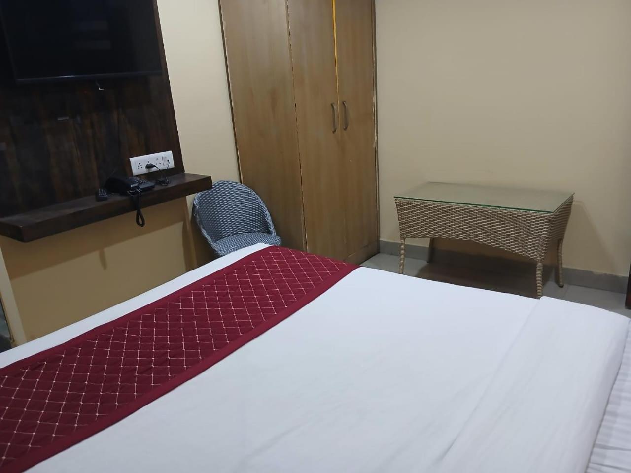 Blossoms Room Holiday Inn- Lakdikapul Haiderabad Buitenkant foto