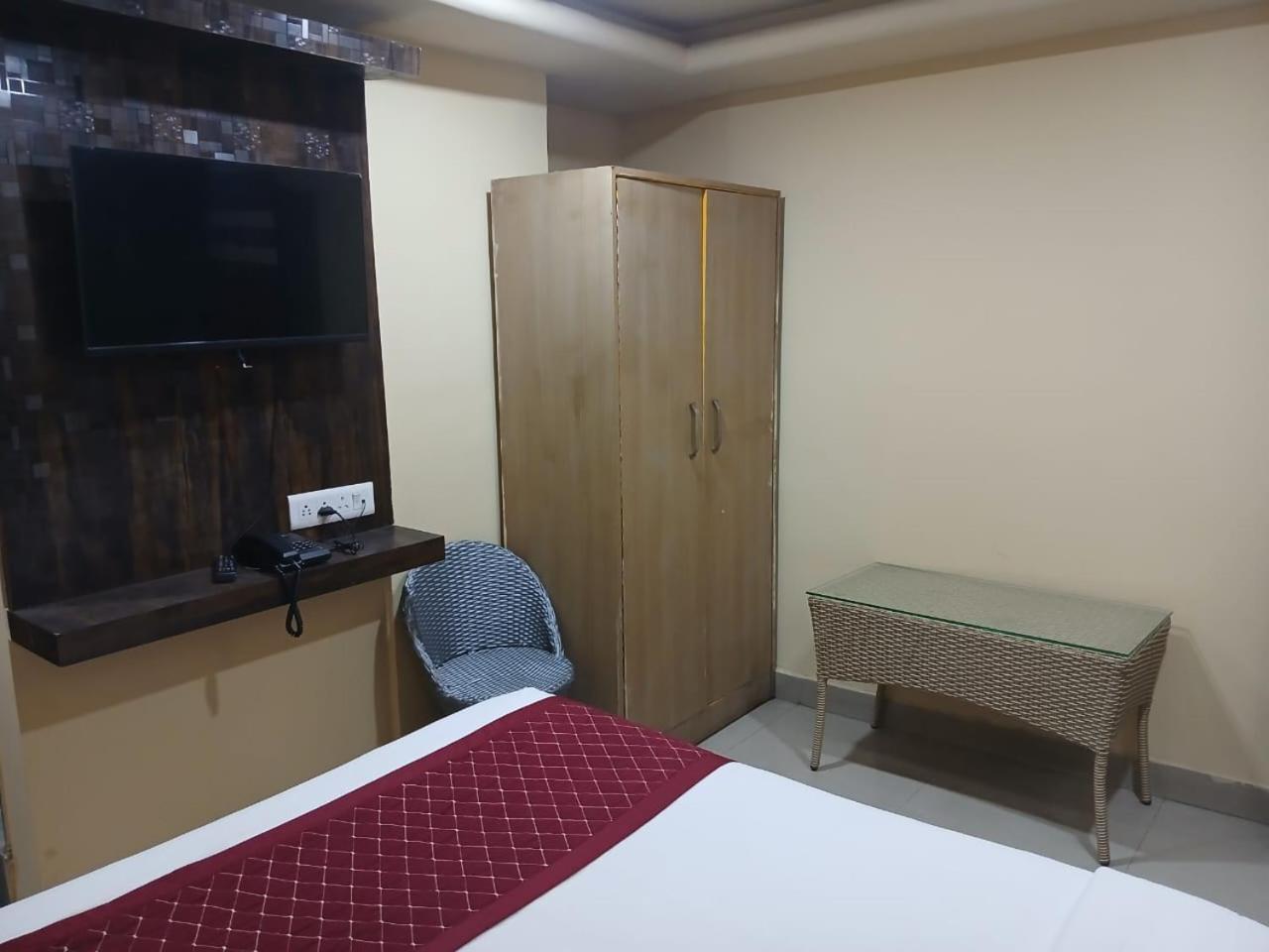 Blossoms Room Holiday Inn- Lakdikapul Haiderabad Buitenkant foto