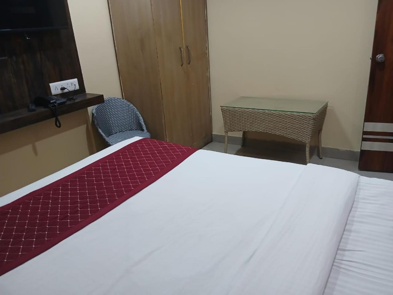 Blossoms Room Holiday Inn- Lakdikapul Haiderabad Buitenkant foto