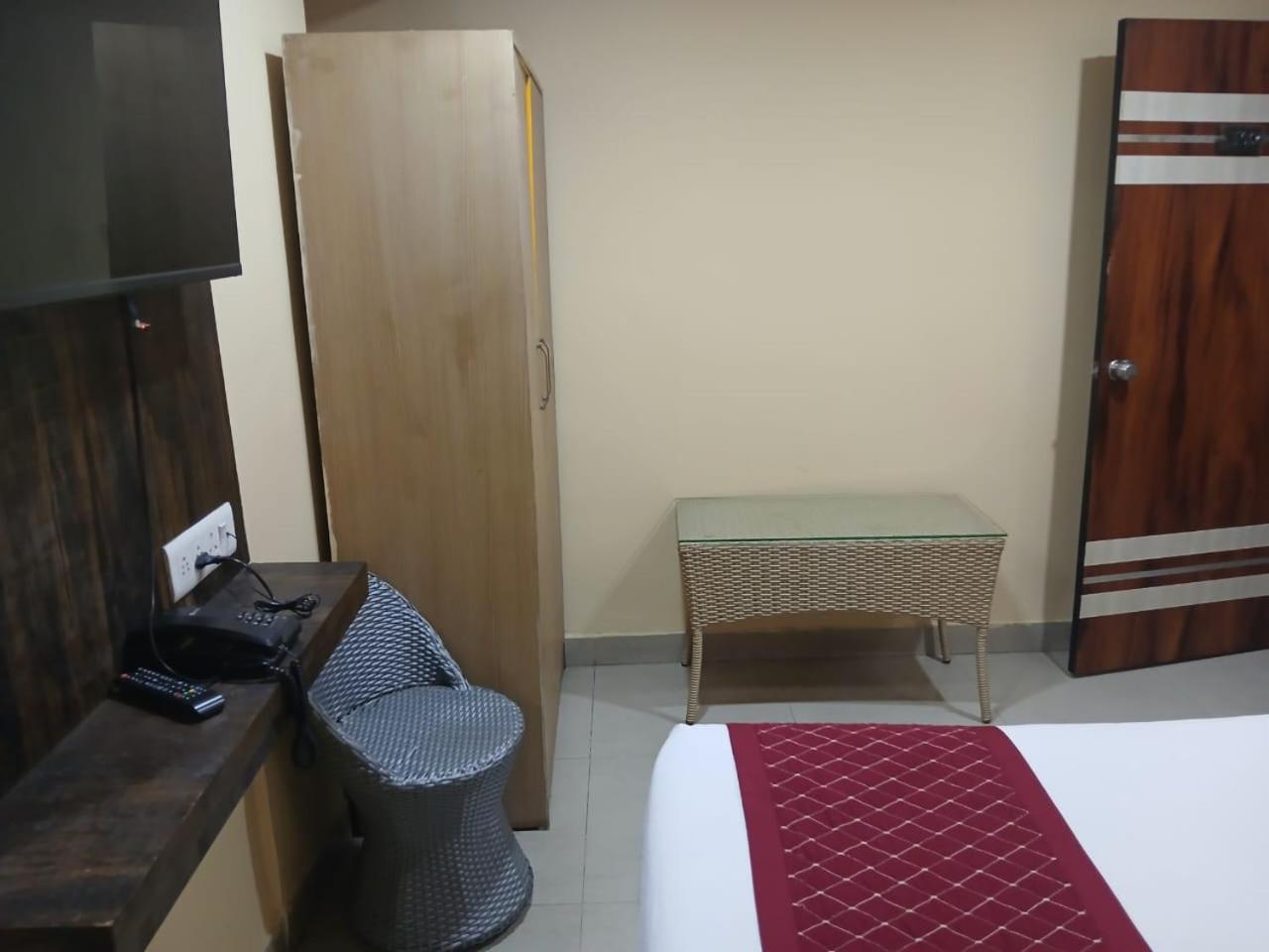Blossoms Room Holiday Inn- Lakdikapul Haiderabad Buitenkant foto