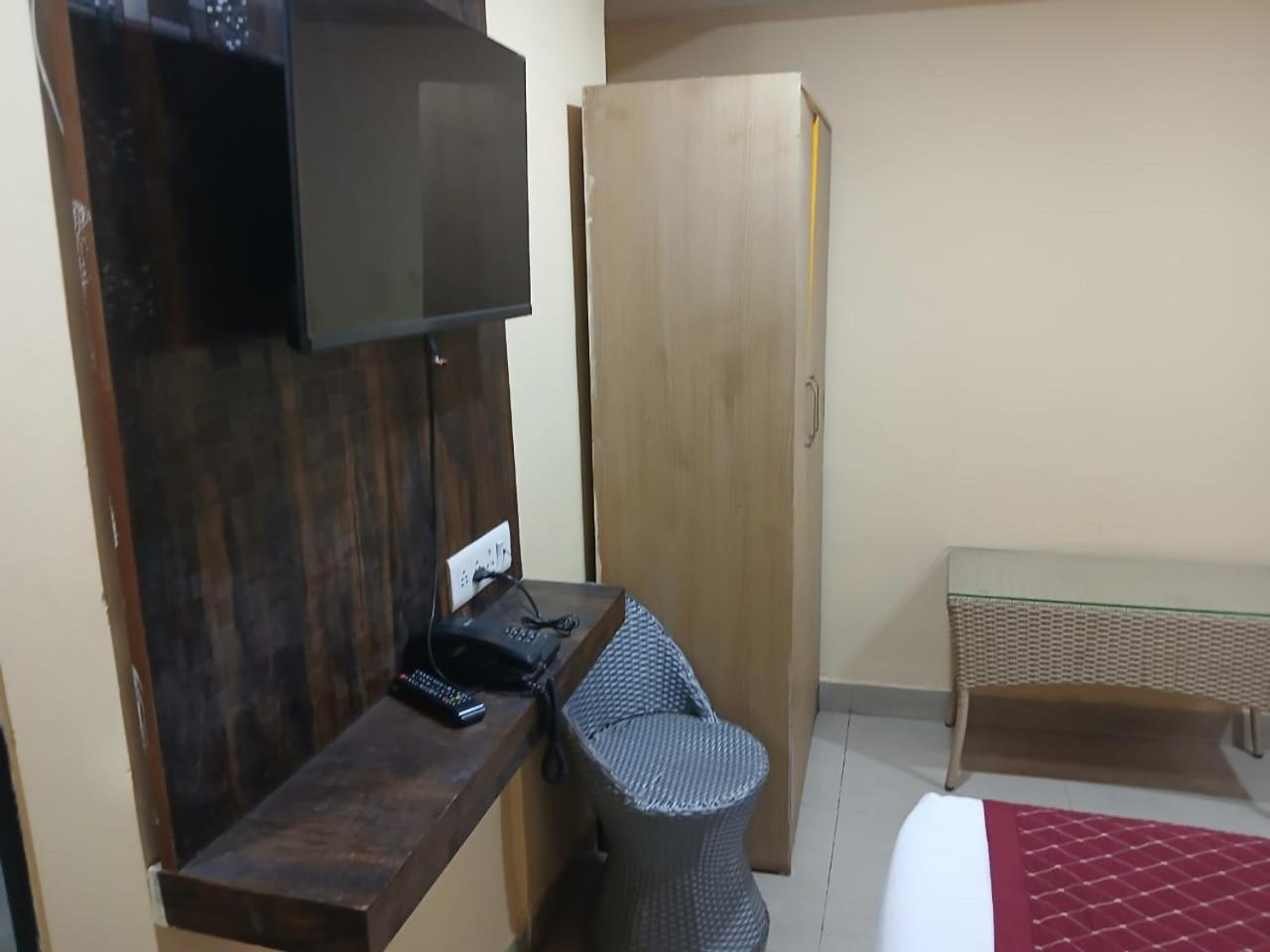Blossoms Room Holiday Inn- Lakdikapul Haiderabad Buitenkant foto