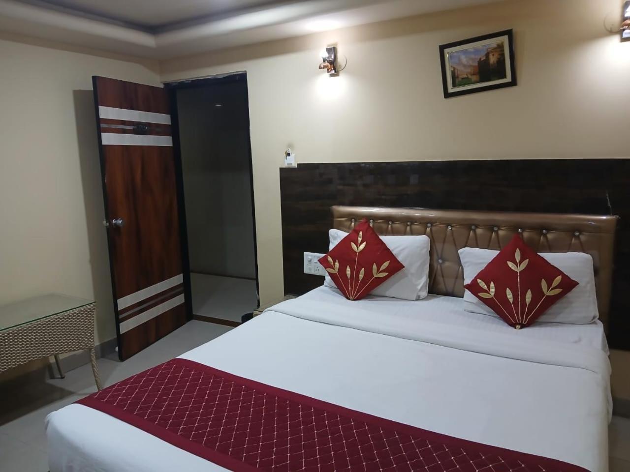 Blossoms Room Holiday Inn- Lakdikapul Haiderabad Buitenkant foto