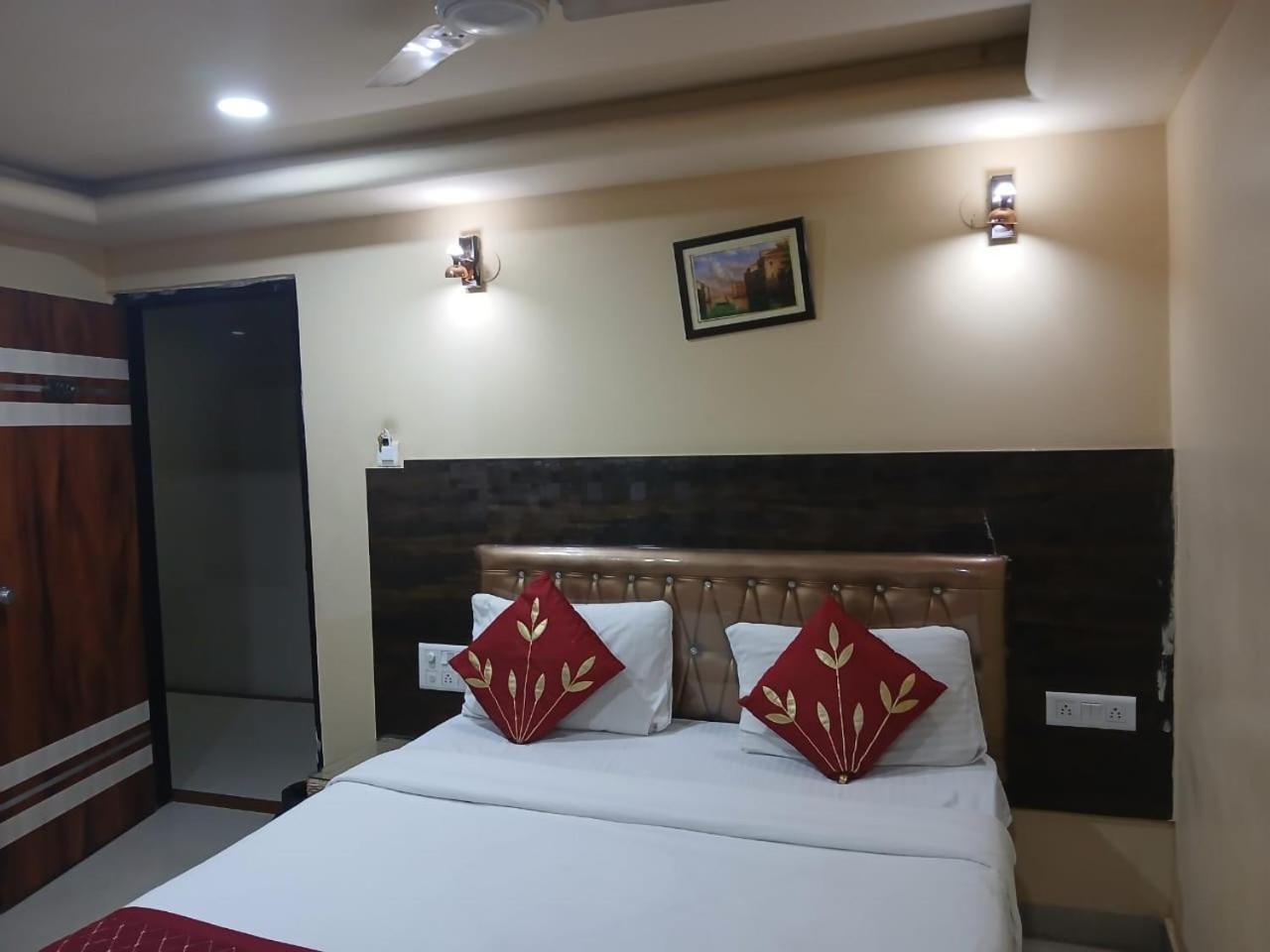Blossoms Room Holiday Inn- Lakdikapul Haiderabad Buitenkant foto