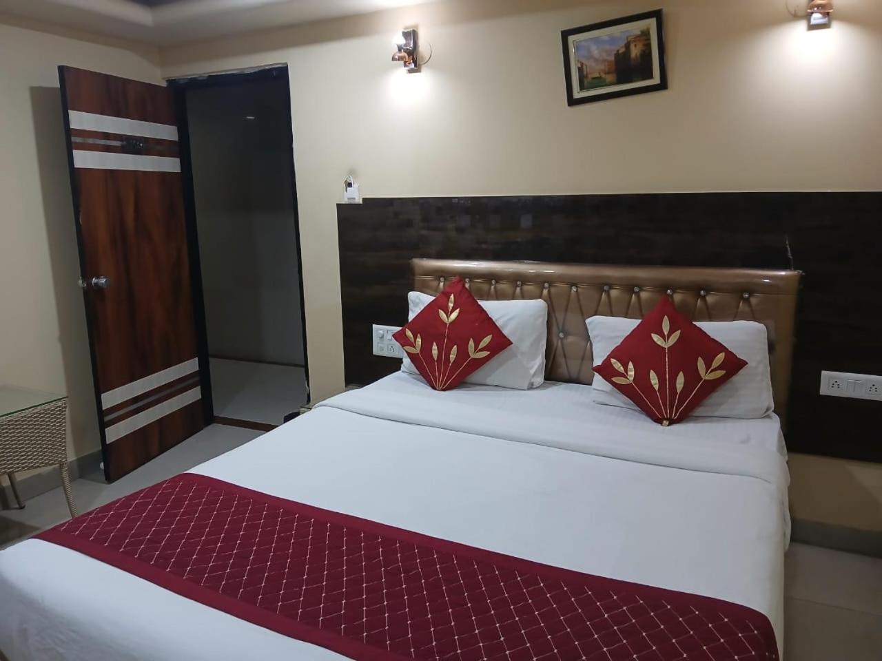 Blossoms Room Holiday Inn- Lakdikapul Haiderabad Buitenkant foto