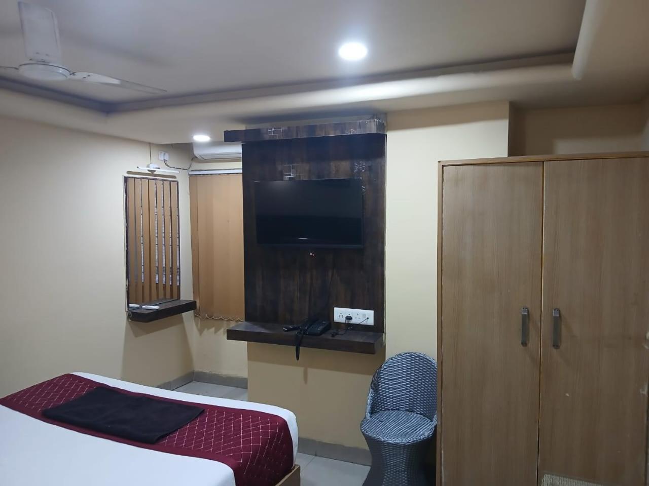 Blossoms Room Holiday Inn- Lakdikapul Haiderabad Buitenkant foto