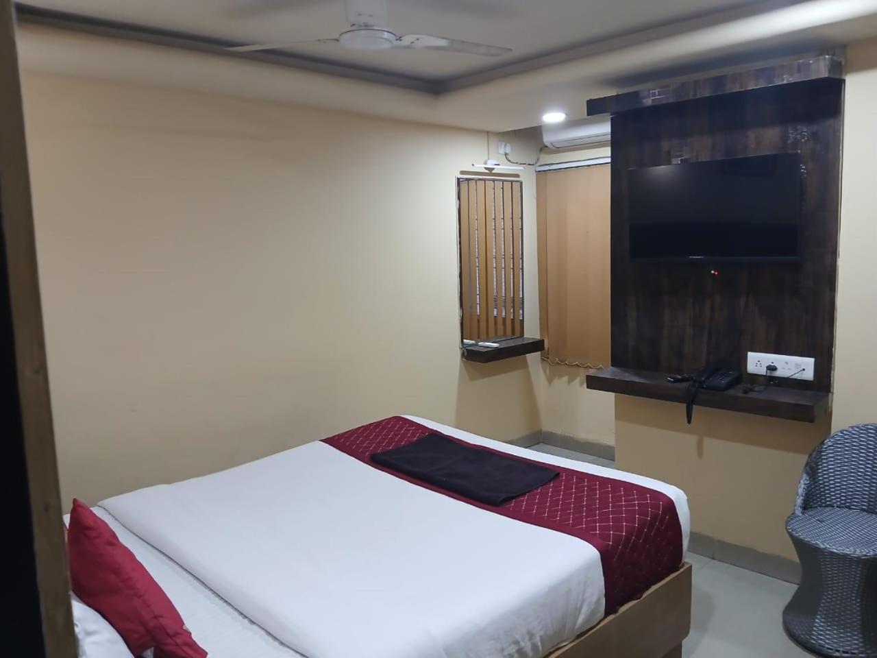 Blossoms Room Holiday Inn- Lakdikapul Haiderabad Buitenkant foto